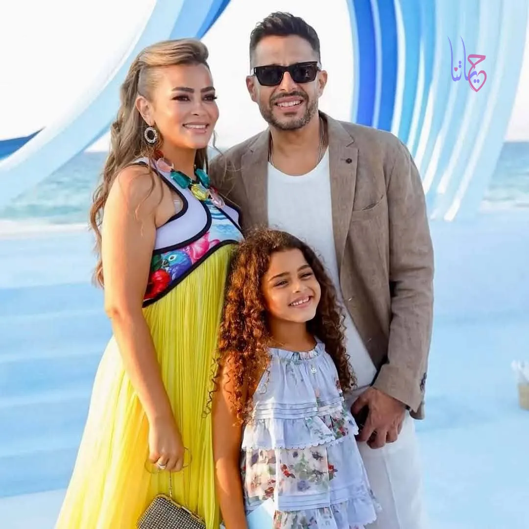 محمد حماقي يطل مع زوجته وابنته فاطمة في ظهور عائلي نادر بالساحل الشمالي